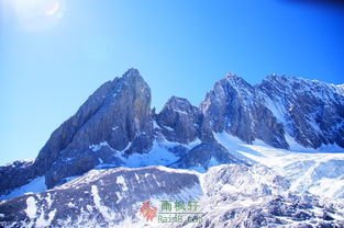 雪山下的仰望与沉思